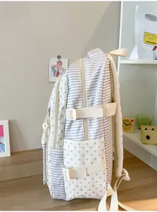 Vista de detalle de una mochila escolar japonesa azul con patrón de estrellas y rayas.