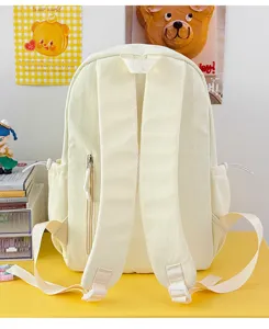 Vista posteriore di uno zaino scolastico color crema con spallacci imbottiti e tasche