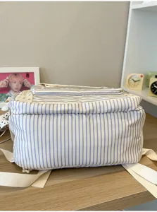 Detalle de la vista posterior de una mochila escolar japonesa a rayas azules y blancas