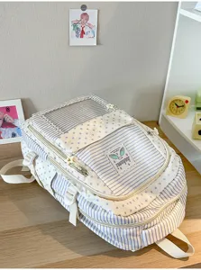 Vista detallada de una mochila ita bag con patrón de estrellas y rayas azules y blancas