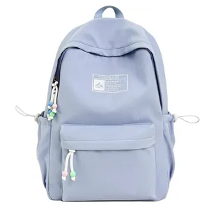 Vista dettagliata dello zaino per studenti azzurro con logo LUONANI e perline colorate