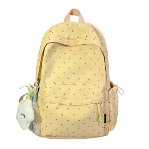 Mochila escolar amarilla con estampado de corazones y llavero de nube blanca