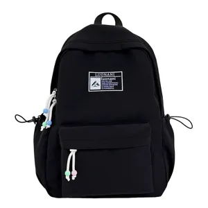 Dettaglio dello zaino da scuola nero con logo e accenti colorati sulla cerniera lampo.