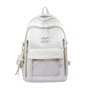 Vista frontal de una mochila escolar de rayas azul claro con patrones de estrellas y bolsillo claro