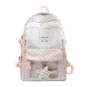 Vista detallada de la mochila japonesa con estrellas y rayas y ventana transparente
