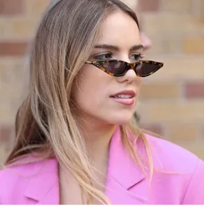 Nahaufnahme einer stylischen Retro-Katzenaugen-Sonnenbrille mit Schildpattmuster bei einem Model