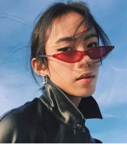 Modell mit roter Retro-Cat-Eye-Sonnenbrille mit dreieckigem transparentem Rahmen