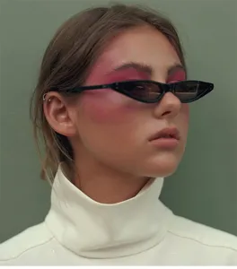 Professionelle Nahaufnahme einer schwarzen Retro-Cat-Eye-Sonnenbrille getragen von Modell