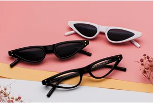 Detailansicht der Vintage-Cat-Eye-Sonnenbrille mit schwarzen und weißen Rahmen