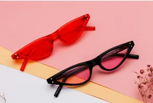 Detailansicht einer Retro-Cateye-Sonnenbrille in Rot und Rosa transparentem Look