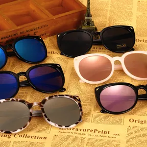 Large frame cat-eye sunglasses for women and men, stylish UV400 protection eyewear