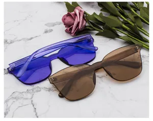 Vue détaillée de lunettes de soleil monobloc sans monture, verres violets et marrons