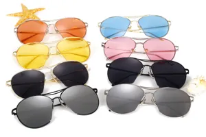 Kollektion trendiger, bunter, transparenter Flieger-Sonnenbrillen in verschiedenen Tönen