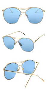Modische Fliegerbrille mit goldener Fassung und hellblauen transparenten Gläsern
