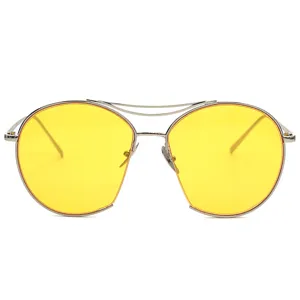 Modische Pilotenbrille mit leuchtend gelben Gläsern und elegantem Silbermetallrahmen
