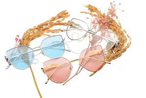 Modische Flügel-Sonnenbrille mit Metallrahmen und dekorativen goldenen Hängeketten
