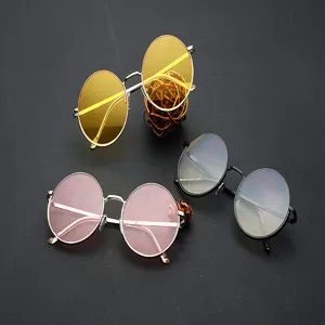 Occhiali da sole tondi retrò con lenti colorate giallo rosa e nero stile candy