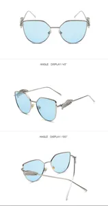Detailansicht der silbernen Flügel-Sonnenbrille mit hellblauen Gläsern aus verschiedenen Winkeln