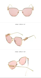 Drei Detailansichten der rosafarbenen Cat-Eye-Sonnenbrille mit goldenem Flügel-Bügeldesign