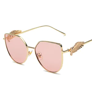 Modische Sonnenbrille mit einzigartigen Goldflügeln und stilvollen rosa Gläsern im Goldrahmen.