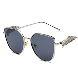 Modische silberne Metallflügel-Sonnenbrille mit dunkelgrauen Gläsern für Damen und Herren