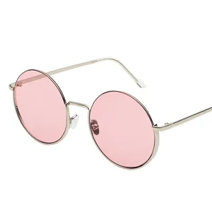 Occhiali da sole rotondi alla moda con lenti rosa e sottile montatura in metallo