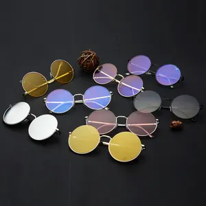 Elegante collezione di occhiali da sole rotondi in vari colori pastello vivaci