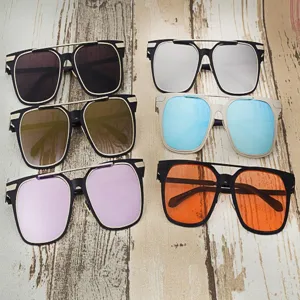 Lunettes de soleil élégantes à monture métallique avec verres colorés en plusieurs teintes