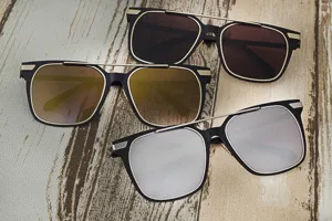 Vue détaillée de lunettes de soleil élégantes avec montures en métal et verres colorés.