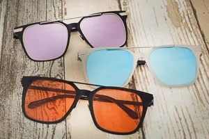 Détails de trois paires de lunettes de soleil en métal avec verres miroir colorés