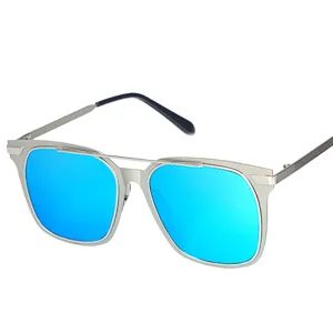 Lunettes de soleil élégantes à monture métallique avec verres miroirs bleu vif.
