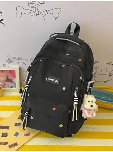 Detailansicht des schwarzen Schulrucksacks im koreanischen Stil mit Plüschhund