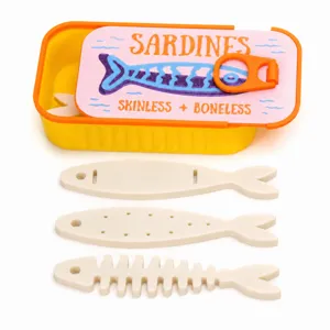 Vista detallada del lindo joyero en forma de lata de sardinas con accesorios de peces.