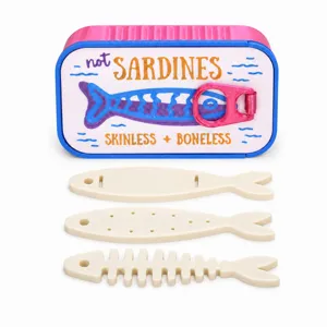 Joyero con forma de lata de sardinas y accesorios de pescado, perfecto para guardar cosas.