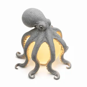 Gros plan de la lampe de table créative en forme de poulpe gris imprimée en 3D.