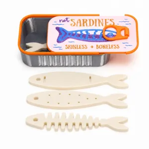 Vista detallada del joyero con diseño de lata de sardinas impreso en 3D y bandejas.