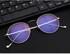 Vista detallada de gafas redondas de metal plateado con lentes de filtro azul