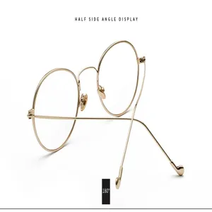 Vista lateral detallada de la elegante montura de gafas redondas de metal dorado para todos