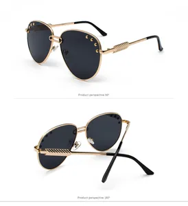 Διπλή όψη γυαλιών ηλίου aviator με χρυσό σκελετό και πριτσίνια σε σκούρους φακούς.