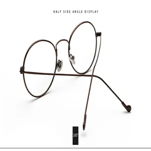 Vista lateral de una montura de gafas redonda de metal marrón con bisagra de 180 grados