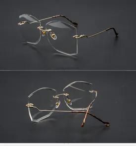Vista detallada de gafas de sol geométricas sin montura con elegantes varillas doradas
