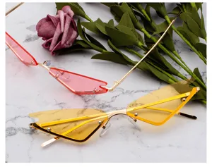 Primo piano di occhiali da sole cat-eye senza montatura con lenti geometriche uniche.