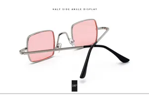 Zijaanzicht van een retro zilveren metalen steampunk zonnebril met vierkante roze glazen