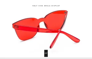 Détail de vue latérale de lunettes de soleil œil-de-chat rouges sans monture