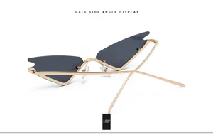 Occhiali da sole cat eye senza montatura con lenti nere e montatura in metallo oro