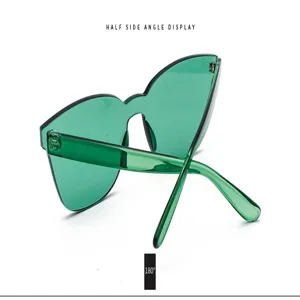 Vue détaillée de côté des lunettes de soleil shield vertes surdimensionnées sans monture