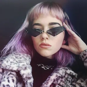 Occhiali da sole cat-eye senza montatura con lenti triangolari alla moda da donna
