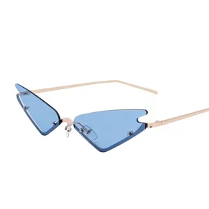 Occhiali da sole cat-eye senza montatura blu con stanghette in metallo dorato.