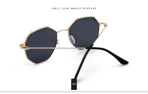 Vue détaillée de côté des lunettes de soleil en métal avec verres gris