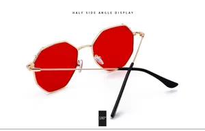Vue latérale détaillée des lunettes de soleil polygonales rouges avec monture dorée